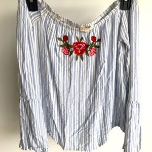 Super cute off the shoulders summer shirt.